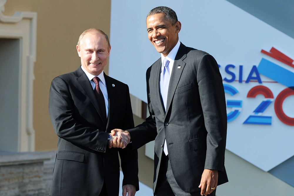 5 сентября 2013. Президент России Владимир Путин (слева) и президент Соединенных Штатов Америки (США) Барак Обама во время официальной церемонии встречи в Стрельне глав делегаций государств-участников G20, приглашенных государств и международ