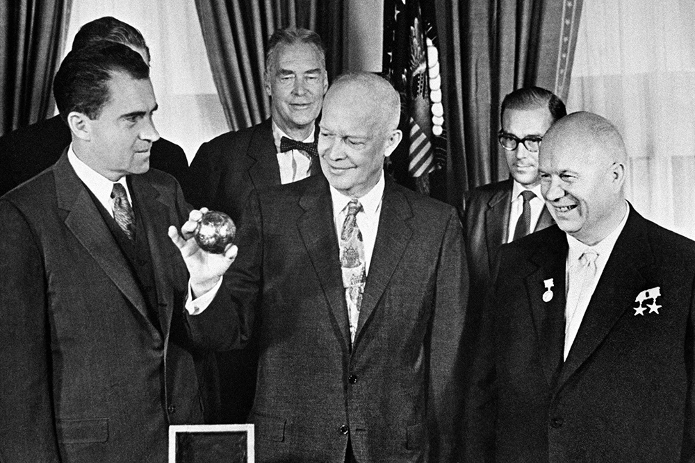 15-27 сентября 1959 года.Первый секретарь ЦК КПСС, глава советского правительства Никита Хрущев (справа), вице-президент США Ричард Никсон (слева) во время вручения президенту США Дуайту Эйзенхауэру (в центре) копии вымпела, доставленного с