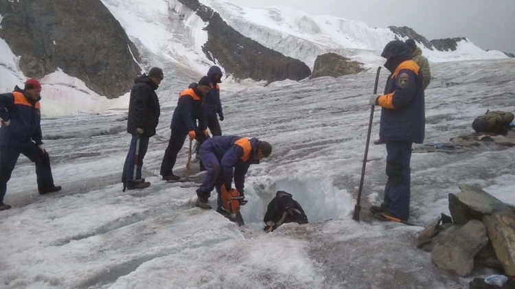 Тело извлекали из льда четыре дня.