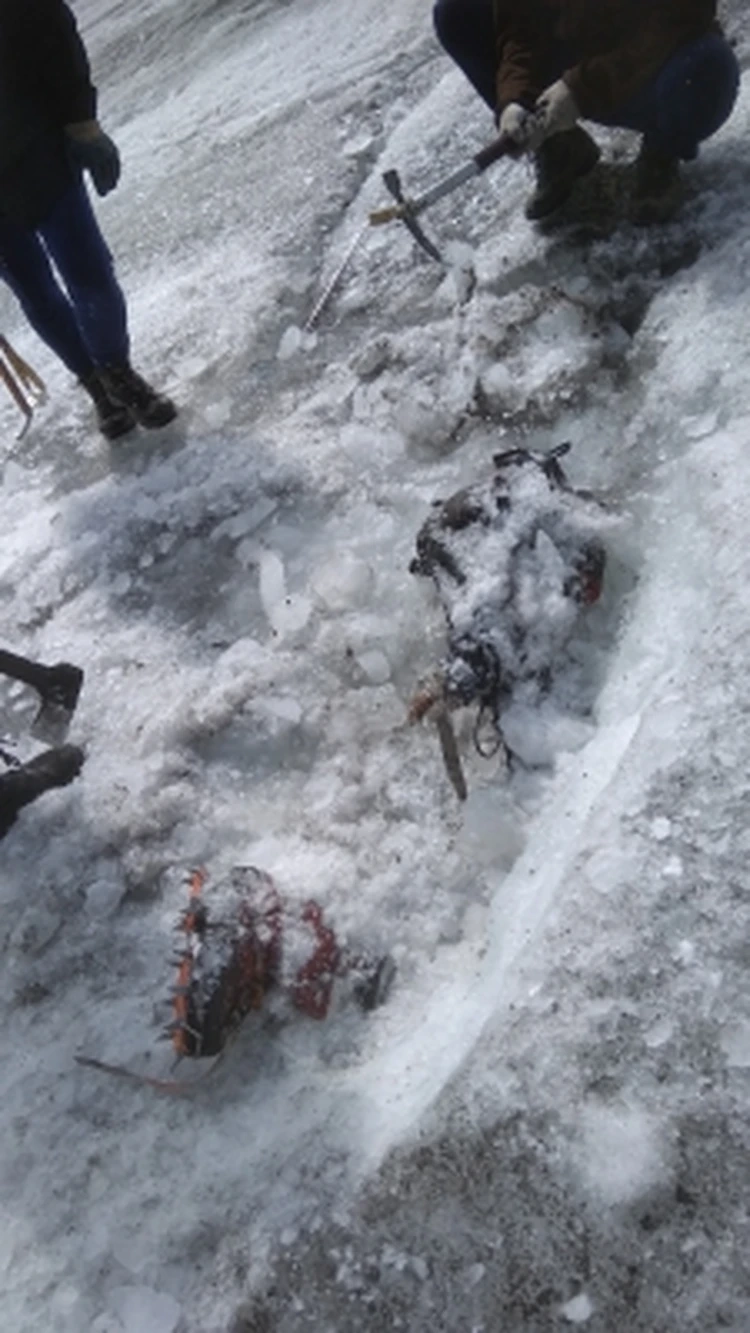 За годы останки глубоко вмерзли в лед.