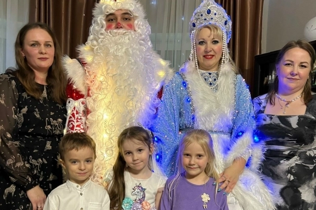 Дедушка внучкой поздравляют детей и родителей. 