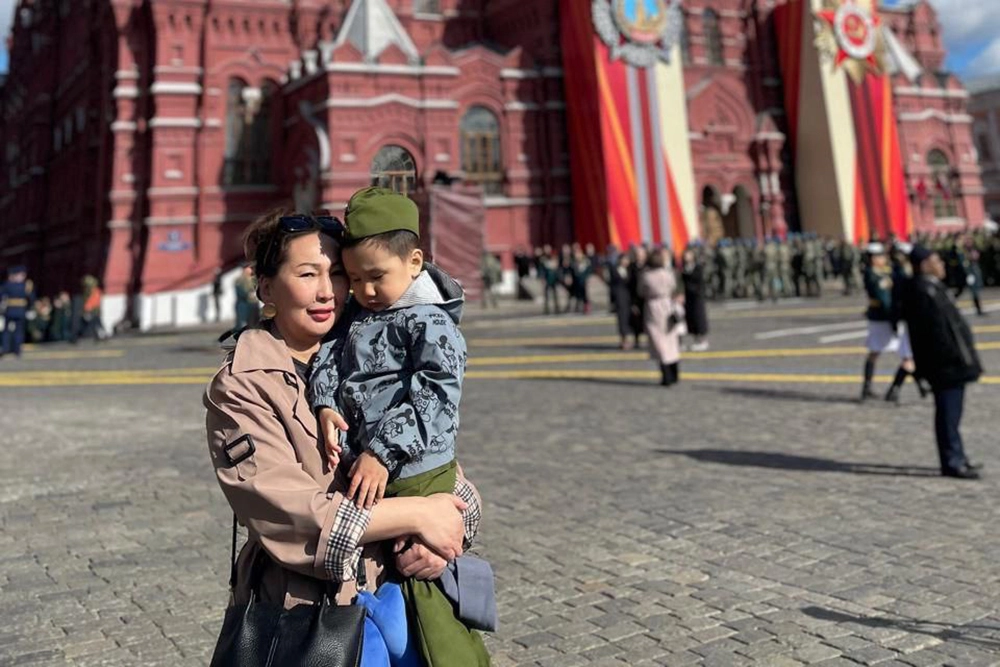 Зоя Степанова побывала с внуком Колей на Параде Победы в Москве.
