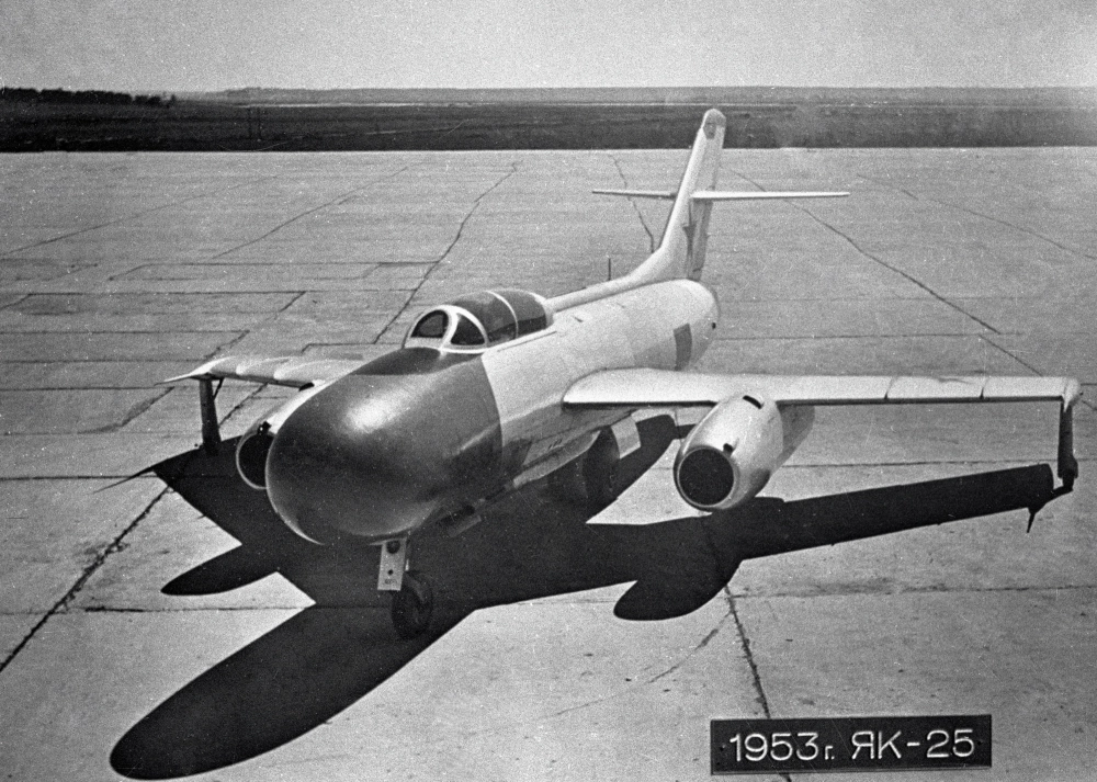 Реактивный истребитель ЯК-25 авиаконструктора Александра Яковлева, репродукция фотографии 1953 года из Монинского музея-выставки авиационной техники ВВС СССР.