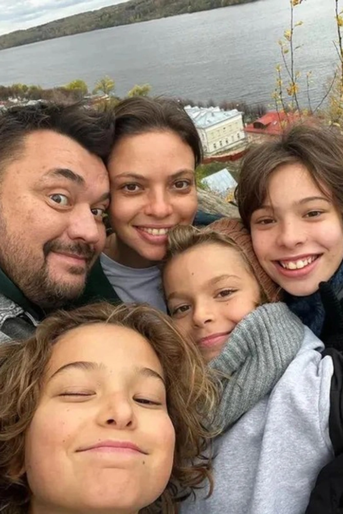 Сергей Жуков с детьми.