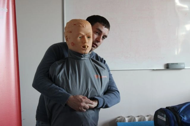 Врач-реаниматолог учит молодых и взрослых оказанию первой помощи.