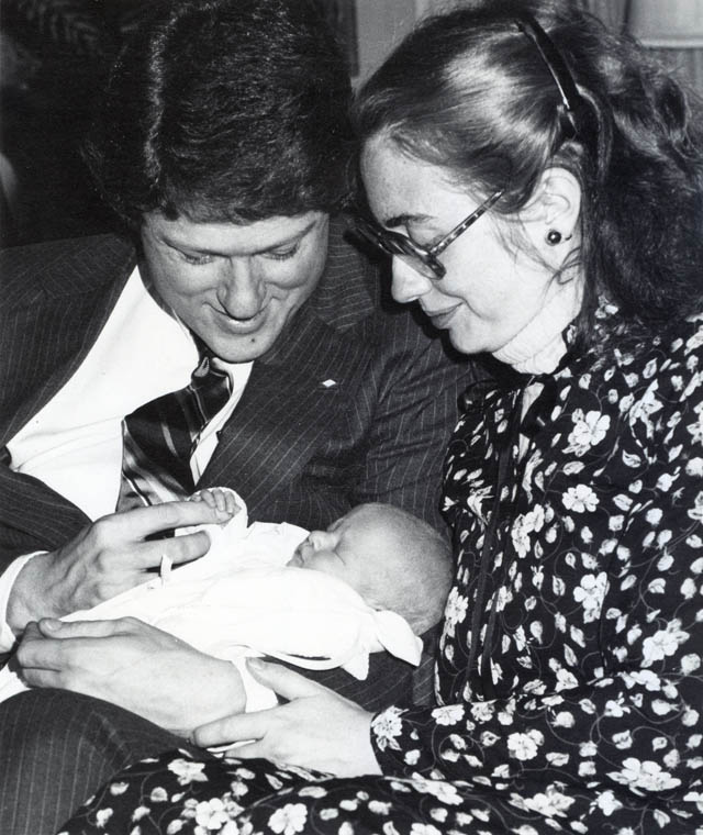 Хиллари и Билл Клинтон с маленькой Челси. 1980 год.