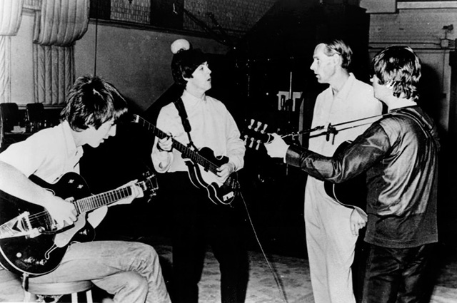 «Битлз» с Джорджем Мартином (2й справа) в студии на Abbey Road.