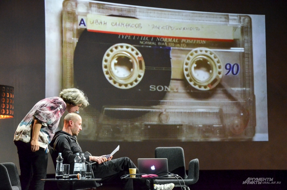 Анна Наринская и Константин Чернозатонский рассказывает о своей музыке 90-х.
