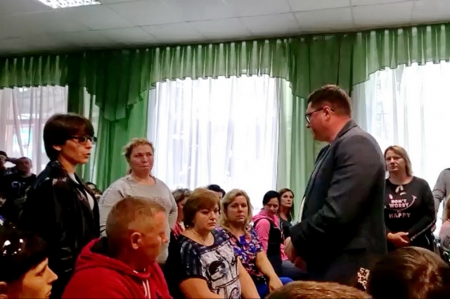 Глава района Андрей Палий на встрече с родителями.