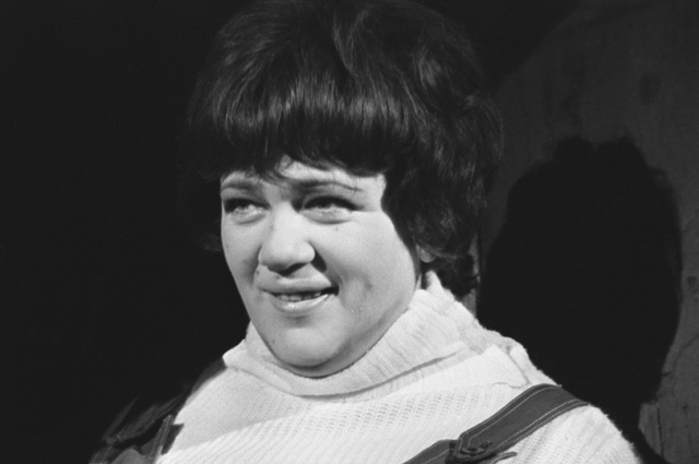 Галина Волчек в спектакле театра «Современник» — «Баллада о невеселом кабачке». 1967 г.