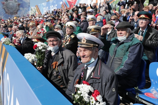 Почетными гостями торжественного мероприятия стали ветераны Великой Отечественной войны, жители блокадного Ленинграда, труженики тыла.