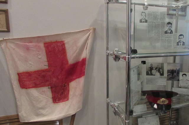 Флаг, с которым медики выходили из больницы на переговоры, хранится в музее Будённовска. 