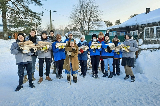 И снег убрать, и дрова наколоть — ленинградские волонтеры и активисты приходят на помощь ветеранам и коммунальным службам в рамках акции «Команда заботы» Года Команды 47.