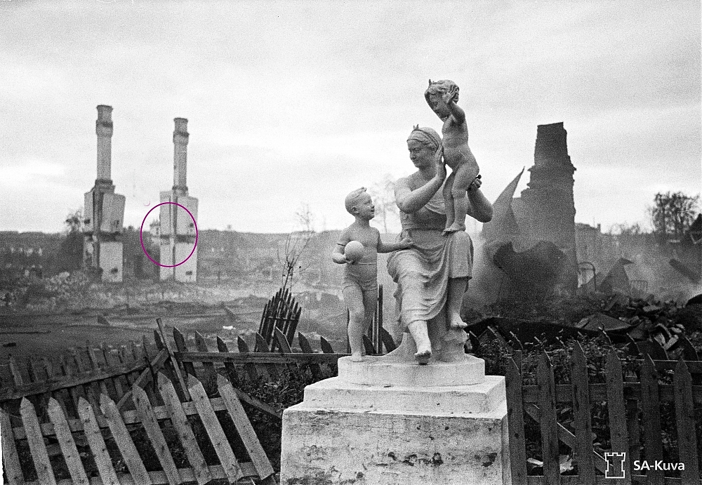 «Мать с детьми» во дворике дошкольного педучилища. 1 октября 1941 года. 