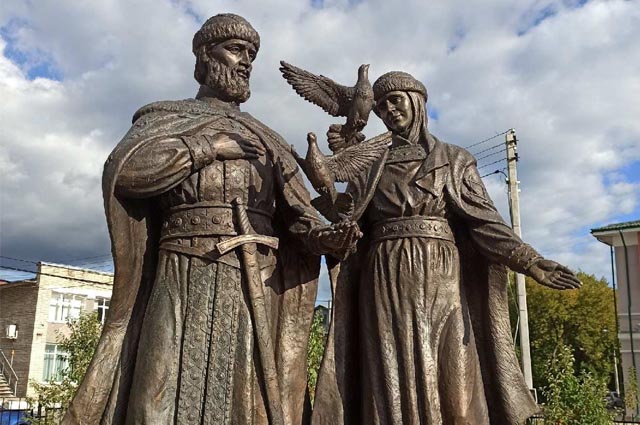 Памятник князю Дмитрию Донскому и его супруге княгине Евдокии создан по инициативе неф­тяников.