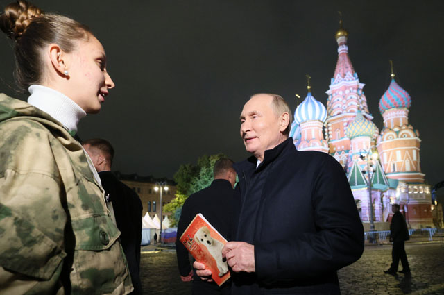Президент РФ Владимир Путин и Богдана Нещерет на Красной площади.
