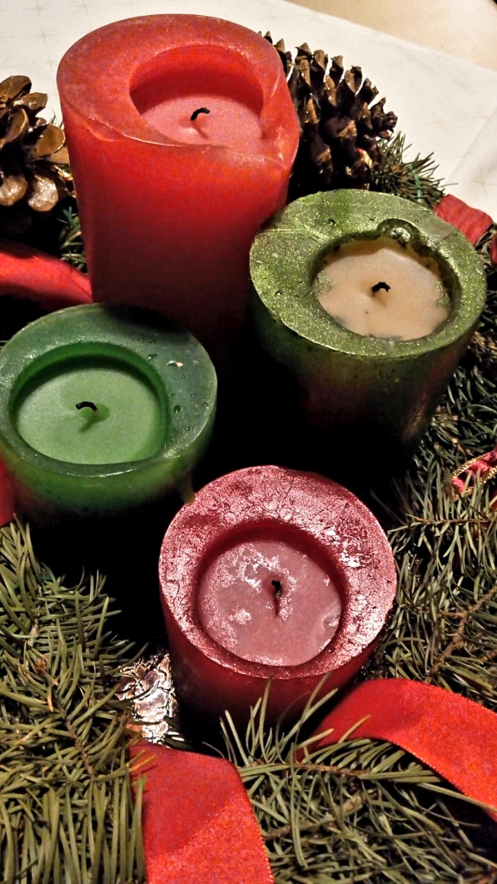 На венке из еловых веток догорает последняя свеча, пуансеттия, или рождественская звезда, распустилась к сроку, это значит, что чудо Рождества совсем близко