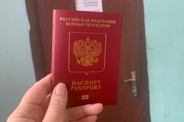 Туристы получали в ускоренном режиме загранпаспорта за взятку.