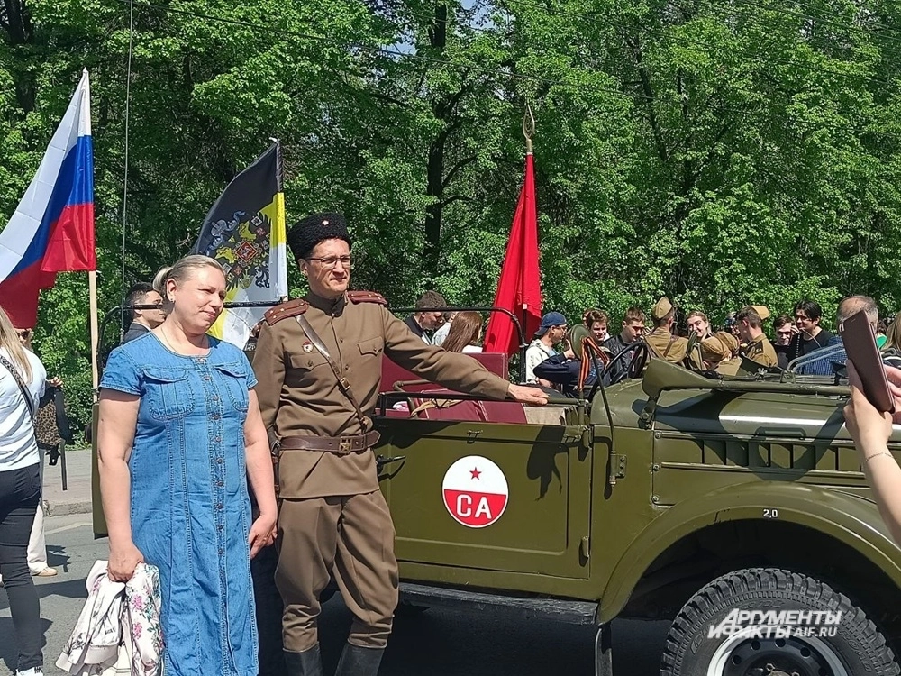 Фото с раритетной военной техникой.