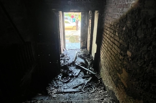В обугленном подъезде нашли два мёртвых тела.