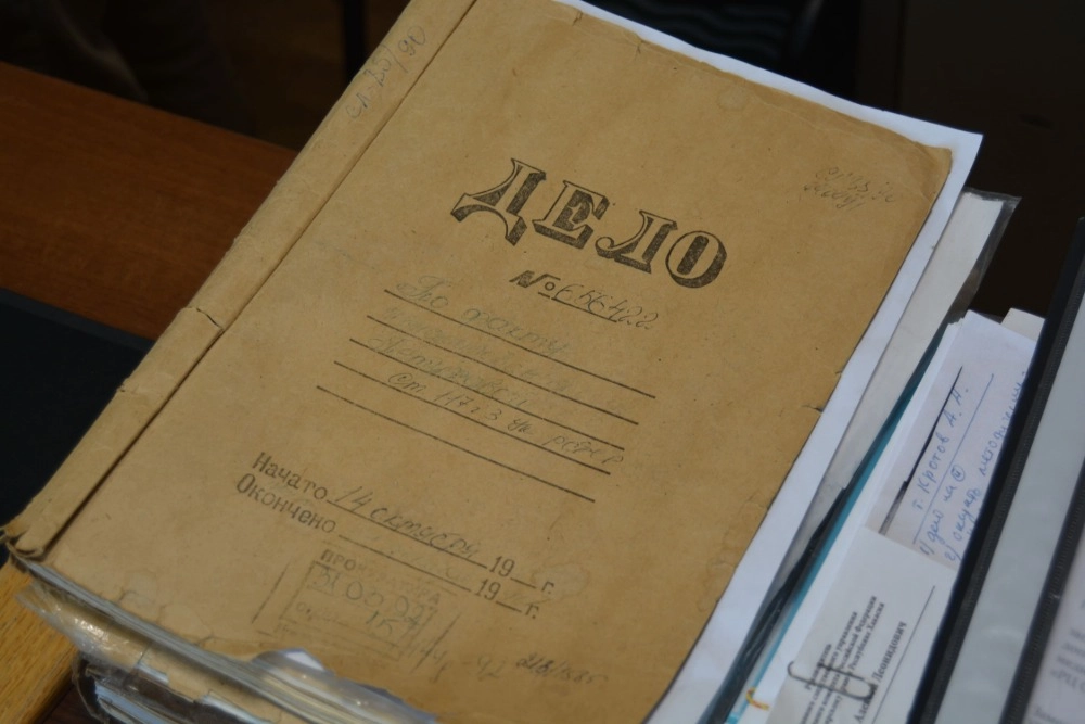 На столе стопка дел из 90-х.