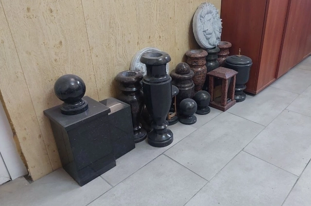 Урны можно хоронить в могилу к родственнику независимо от того, сколько времени прошло с момента последнего захоронения.