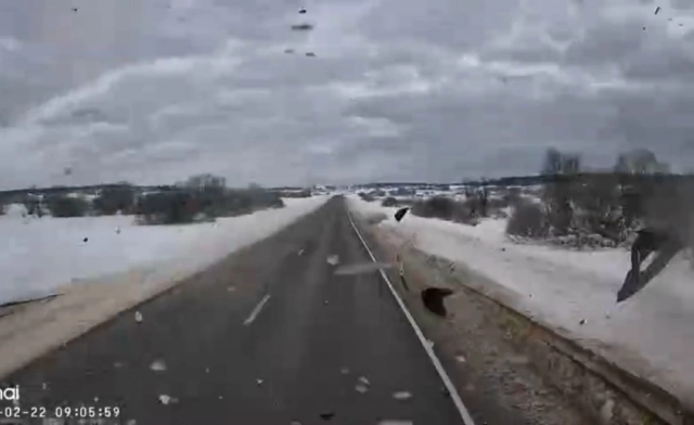 Осколки машины разлетелись во все стороны.