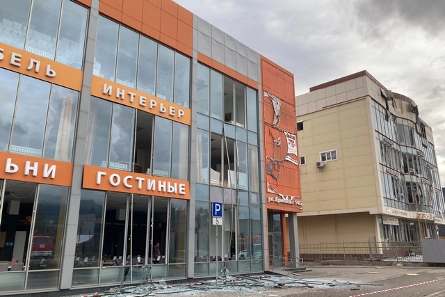 В торговых центрах напротив заправки выбиты стёкла. 