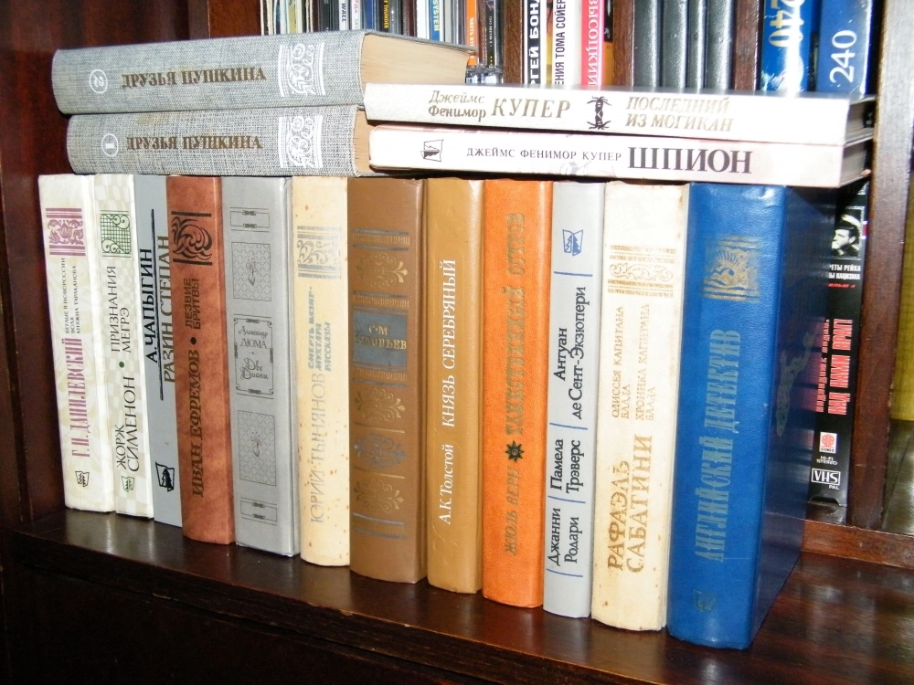 На корешках ряда «макулатурных» изданий видна ель на фоне раскрытой книги – знак советской организации ВТОРМА (ВТОРичные МАтериалы).