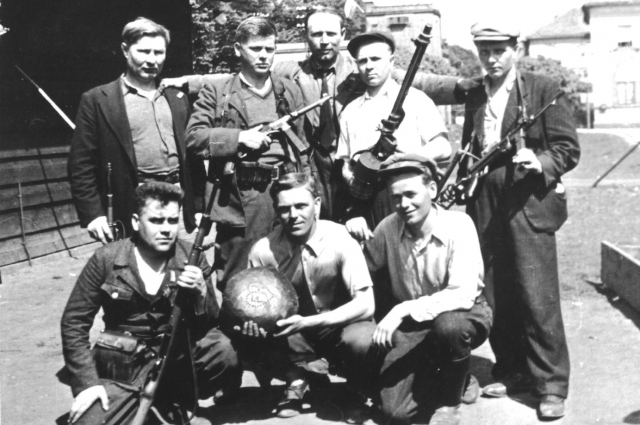 Чехословацкий антифашист Франтишек Колгоус – в нижнем ряду с хлебом в руках. Справа от него – житель Жуковки Пётр Филатов, дядя нашего земляка.