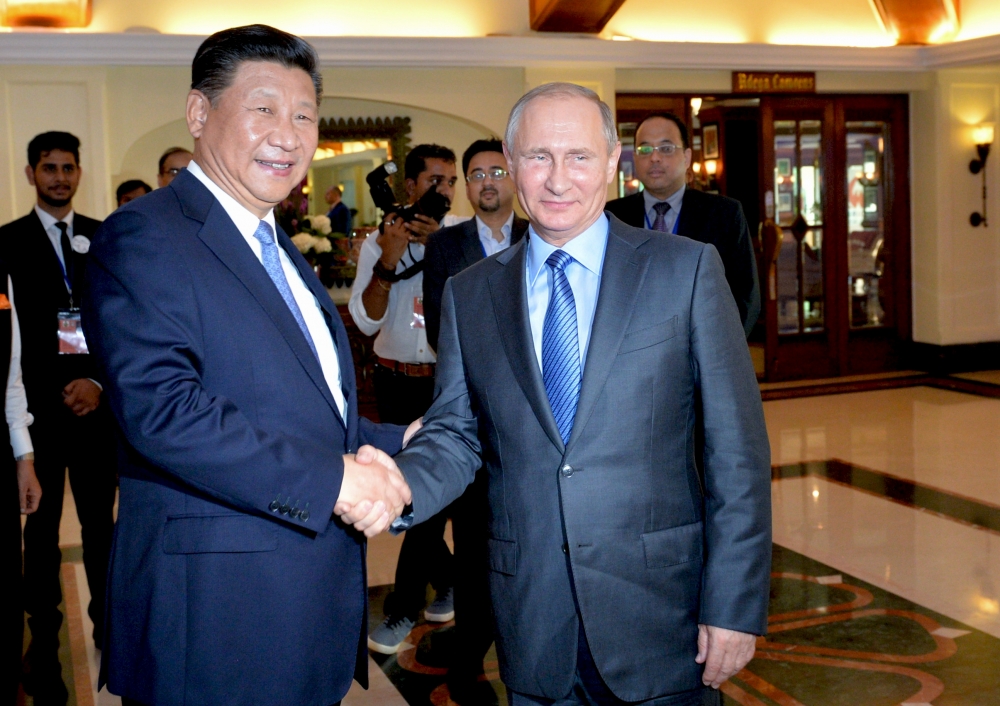 Президент РФ Владимир Путин и председатель Китайской Народной Республики Си Цзиньпин (слева).