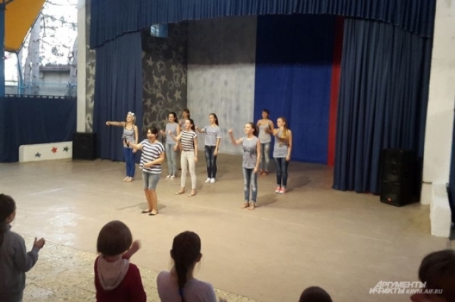 Вечерние мероприятия в детском лагере в Крыму.