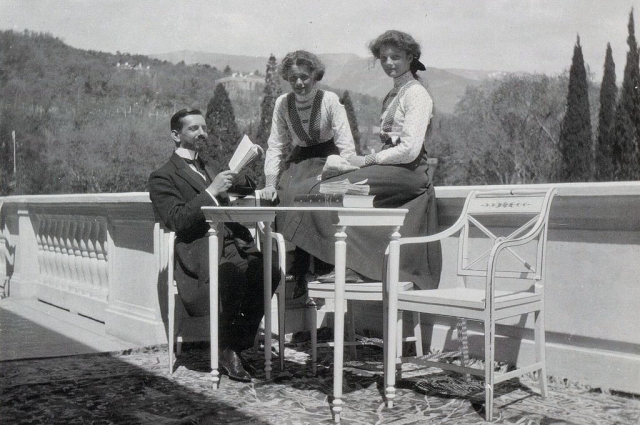 Пьер Жильяр со своими воспитанницами — Татьяной и Ольгой.