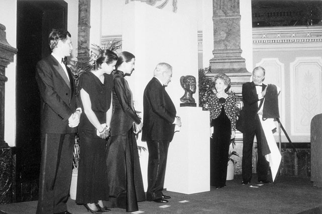 Альбер, Каролина, Стефани, Ренье III, Нэнси Рейган и Роберт Адамс на презентации памятника принцессы Грейс в Национальной портретной галерее в октябре 1986 года.