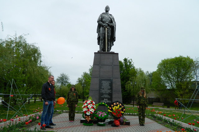 Возложение цветов сотрудниками Новозыбковского СП к памятнику воинам, освободившим город Новозыбков от немецко-фашистских оккупантов.