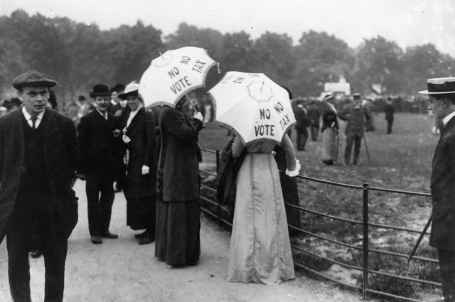 Суфражистки прогуливаются в лондонском Гайд-Парке, надпись на зонтах — 