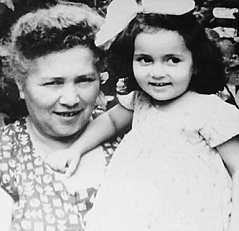 Лара Кацова с бабушкой.
