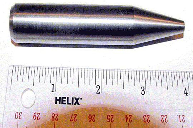 Сердечник снаряда калибра 30 мм (пушки GAU-8 самолёта A-10) диаметром около 20 мм из обеднённого урана