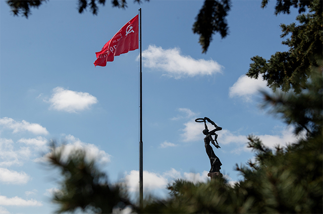 Поднятая военнослужащими Росгвардии копия штурмового флага 150-й ордена Кутузова II степени Идрицкой стрелковой дивизии на Аллее Славы в Херсоне.