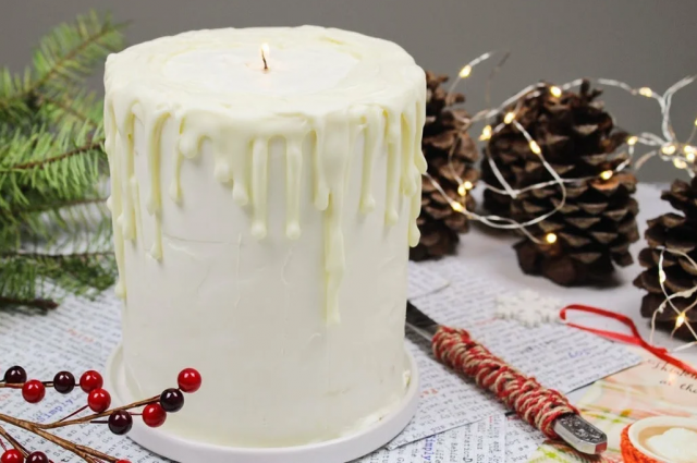 Торт свеча будет очень эффектно смотреться на новогоднем столе.