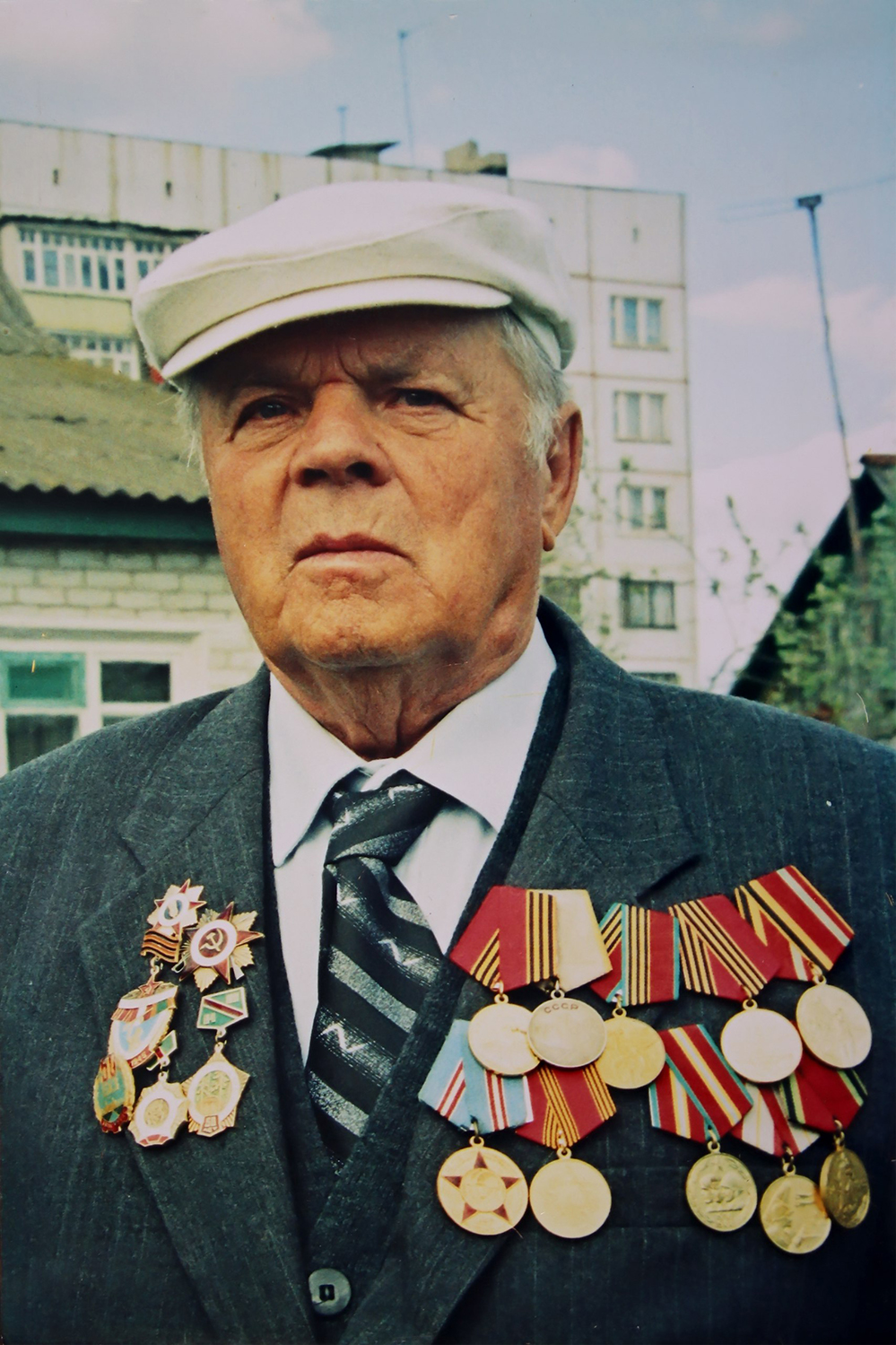 Анатолий Ефремов родился в 1924 году. Стаж работы на БХЗ – 42 года.