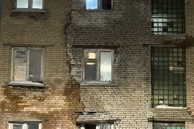 Дом в городе Пересвет, по которому пошла огромная трещина.