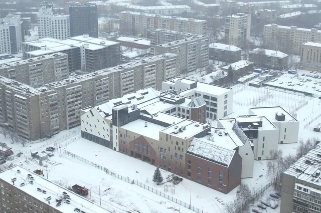 В Пионерском районе Екатеринбурга готовится к сдаче школа-замок