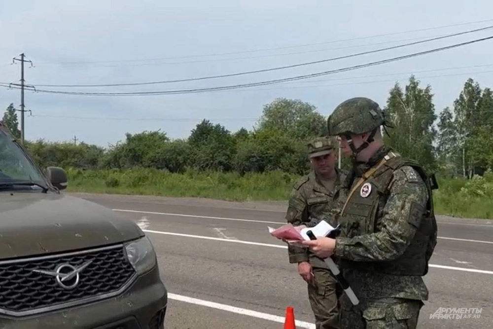 Работа военных автоинспекторов на фронтовых дорогах.