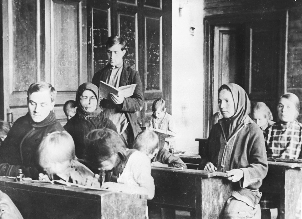 Обучение грамоте. Сентябрь 1930 года. Деревня Тимошино Егорьевского района Московской области.