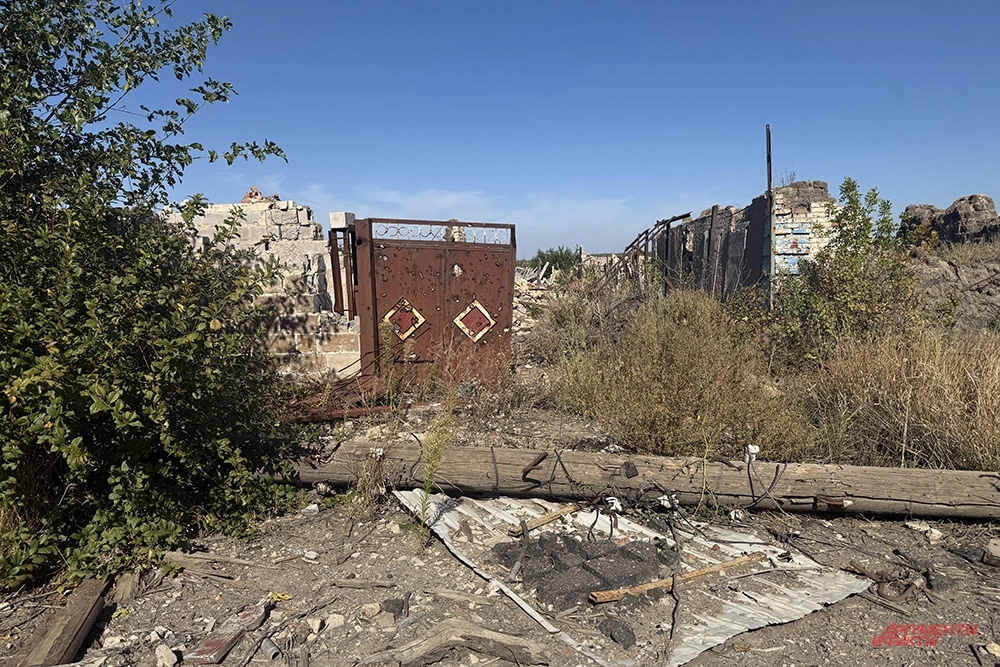 «Мэр» среди развалин. Единственный оставшийся житель разрушенной Марьинки готовится к зимнему сезону