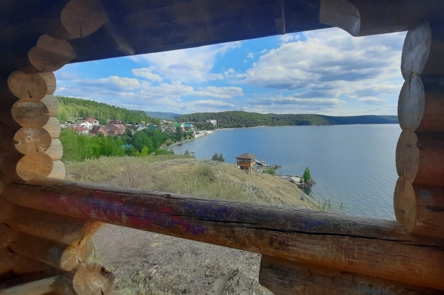 Озеро Тургояк, куда впадает река Пугачёвка.