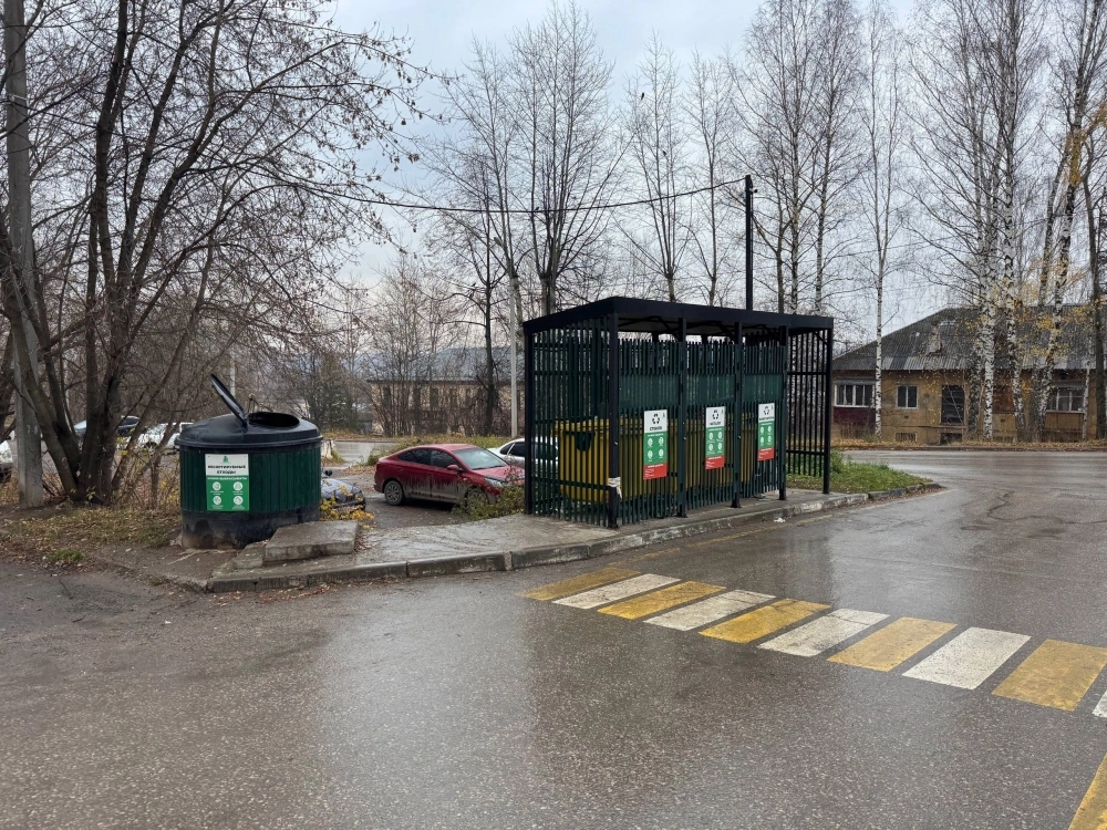 У дома построили новую, современную площадку, которая эстетично вписалась в пространство