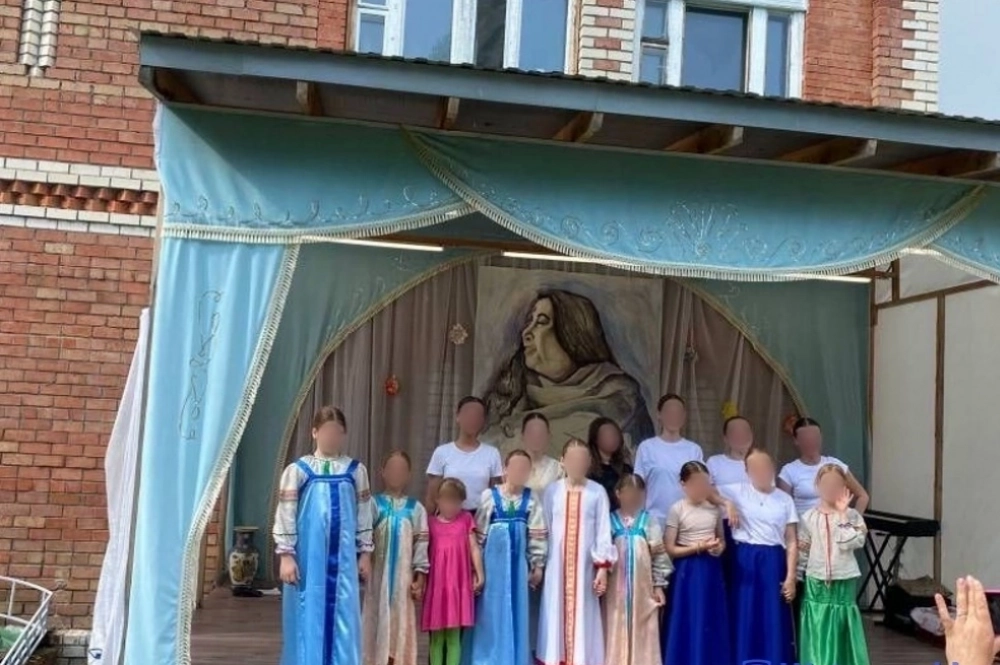 Алина во время пребывания в общине (первый ряд, вторая слева). 2025 г.