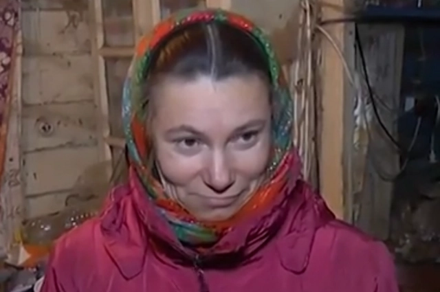 Два года назад власти пытались переселить Надю с дом при храме - переживали за ненаежное отопление в ее собственном жилище. Но надя наотре отказалась - без телевидения и интернета она жить не согласна.